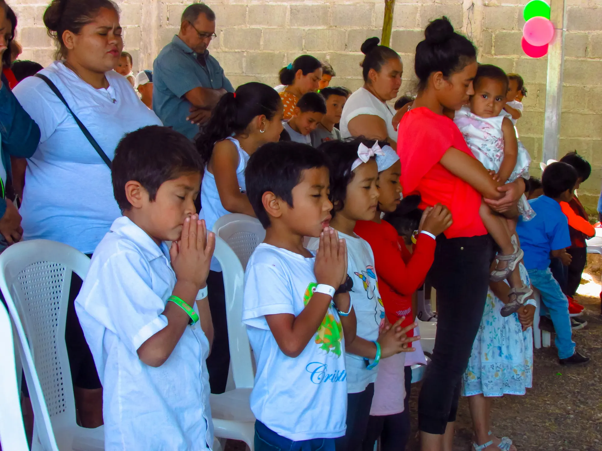 Children praying together in Honduras